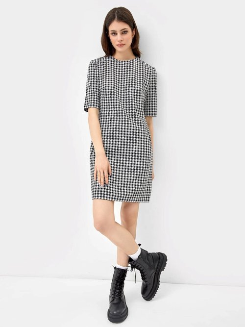 Платье-футляр в мелкий черно-белый рисунок, фото 2 из 4