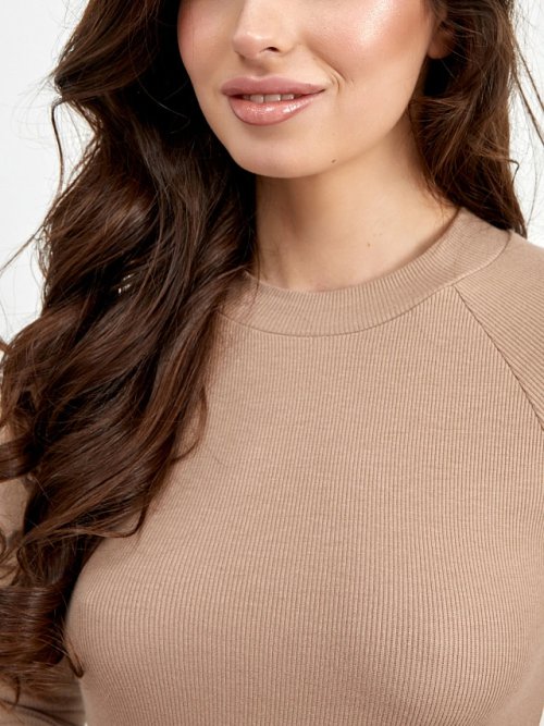 Однотонное платье в рубчик с длинными рукавами в бежевом цвете, фото 4 из 4