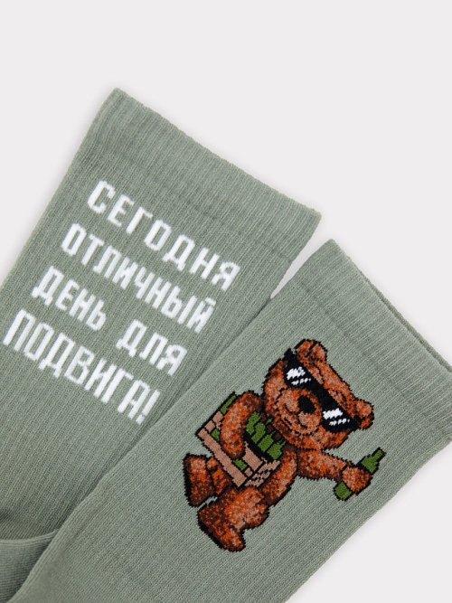 Носки мужские зеленые с рисунком в виде медведя и надписи, фото 1 из 4