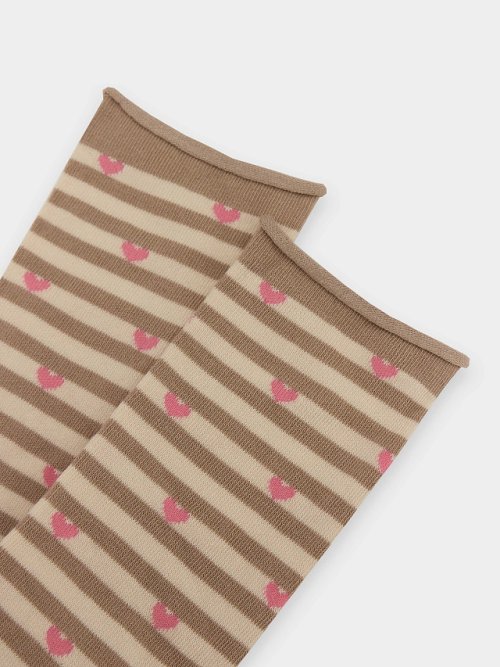 Носки длинные женские бежевые без резинки с узором в виде полосок и сердечек, фото 6 из 18