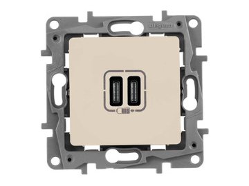 Розетка Legrand Etika 672235