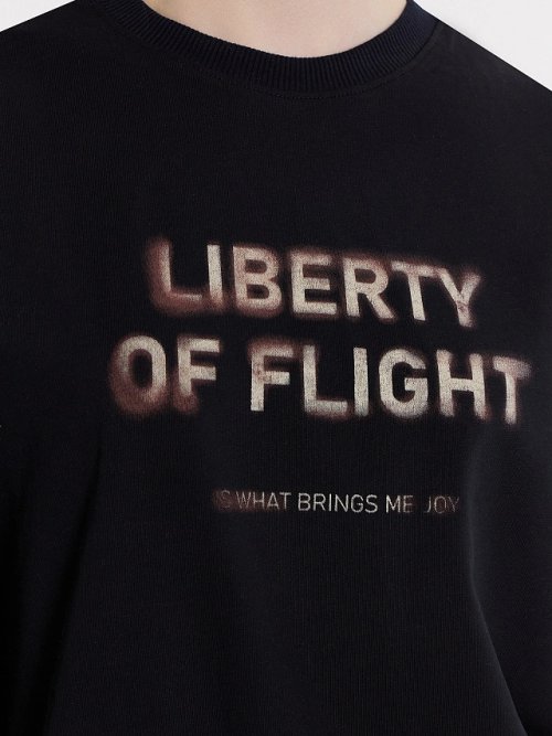 Футболка женская черная с принтом и написью "Liberty of flight", фото 4 из 30