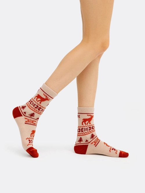 Носки женские в белом оттенке с красными рисунками в виде оленей и елочек, фото 1 из 12
