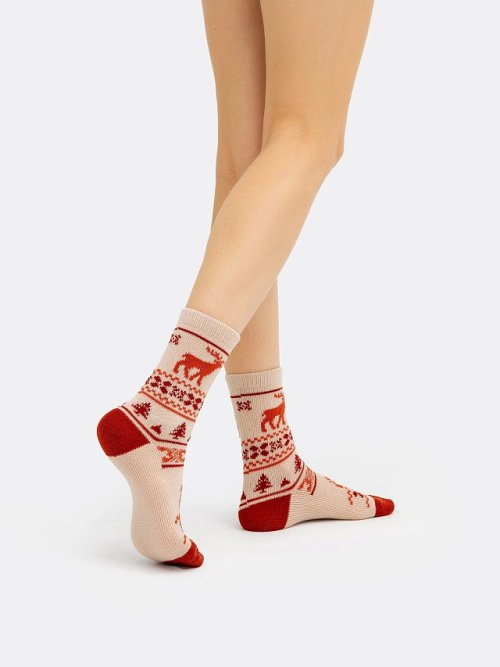 Носки женские в белом оттенке с красными рисунками в виде оленей и елочек, фото 2 из 12