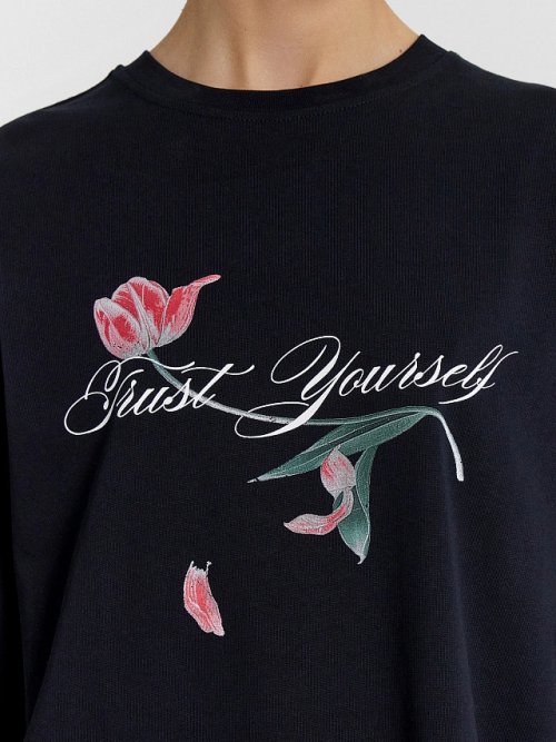Футболка женская черная с принтом и надписью "just yourself", фото 6 из 35
