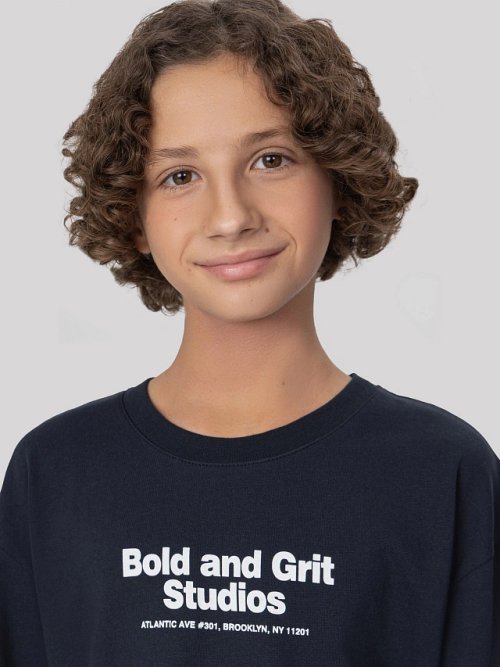 Лонгслив для мальчиков синий с надписью "Bold and grit studios", фото 4 из 18