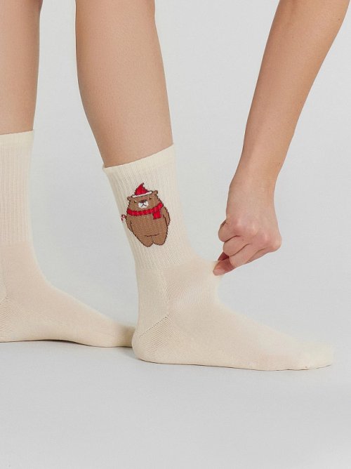 Носки женские кремовые с узором в виде новогоднего мишки, фото 2 из 24