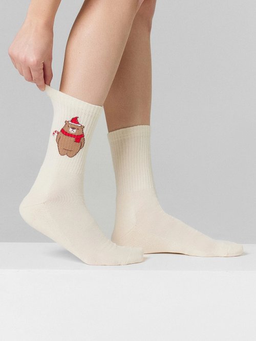 Носки женские кремовые с узором в виде новогоднего мишки, фото 3 из 24
