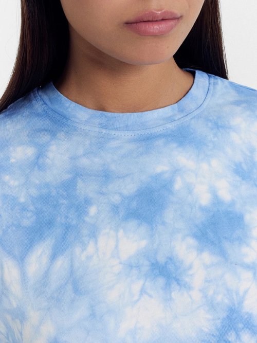 Футболка женская голубая в технике фаст-дай, фото 4 из 5