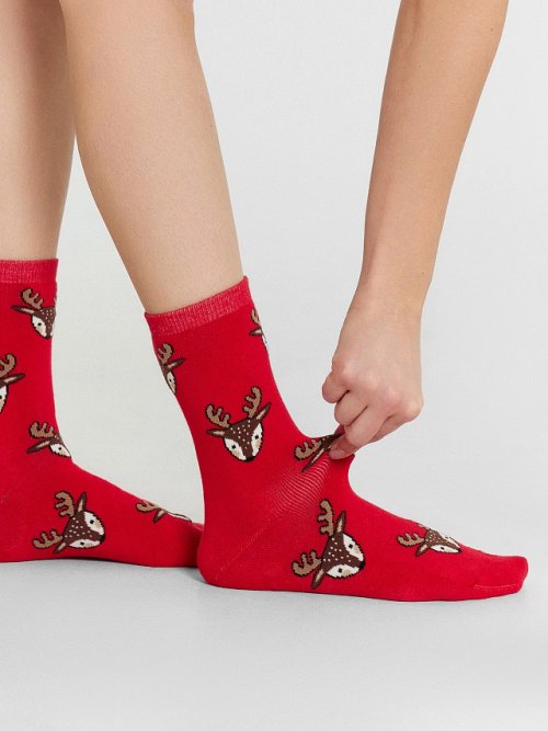 Носки женские красные с узором "оленята", фото 1 из 5