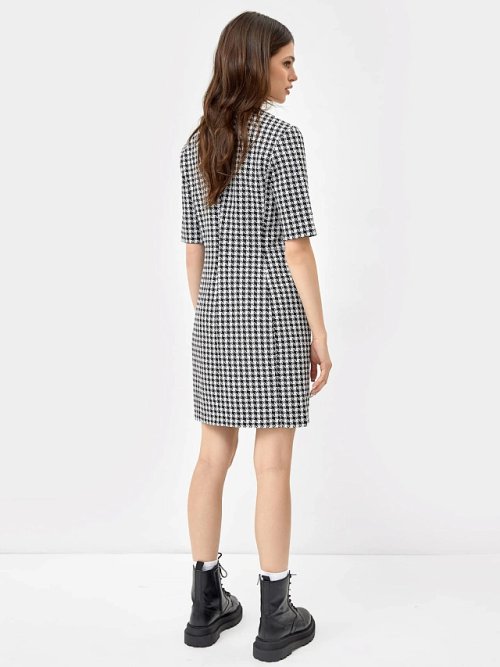 Платье-футляр в мелкий черно-белый рисунок, фото 3 из 4