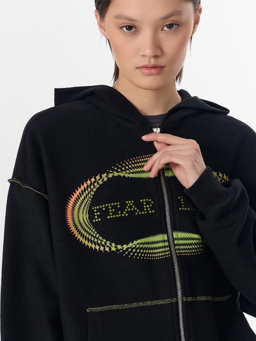 Толстовка женская черная с надписью "Fear less", фото 5 из 35
