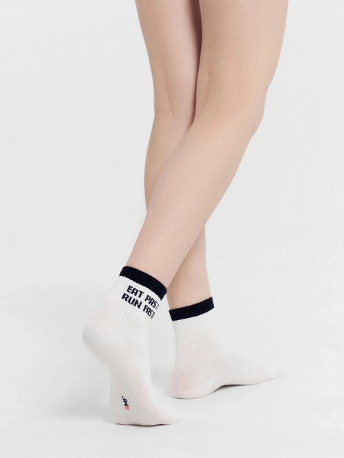 Носки женские белые с рисунком в виде надписи "EAT PASTA, RUN FASTA", фото 2 из 12