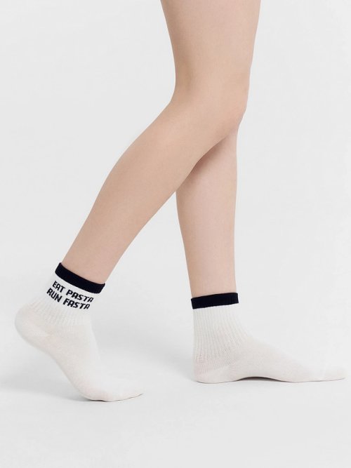 Носки женские белые с рисунком в виде надписи "EAT PASTA, RUN FASTA", фото 1 из 12