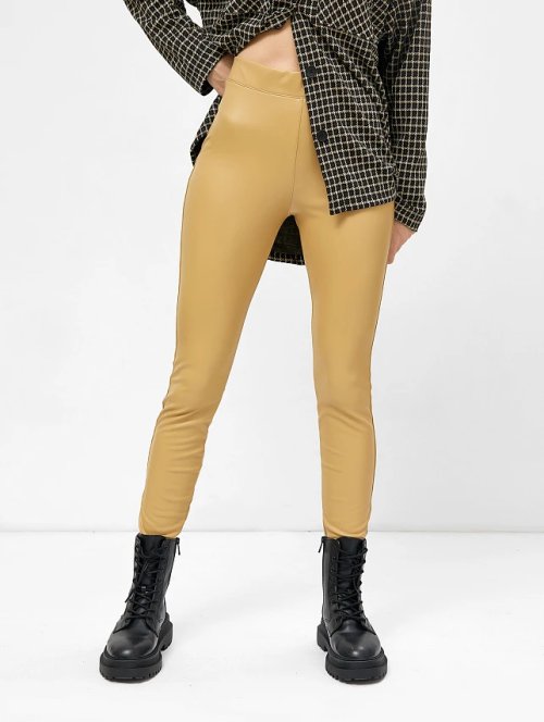 Прилегающие брюки из экокожи бежевого цвета, фото 3 из 5
