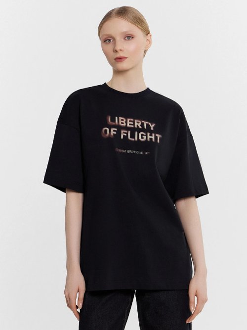 Футболка женская черная с принтом и написью "Liberty of flight", фото 2 из 30
