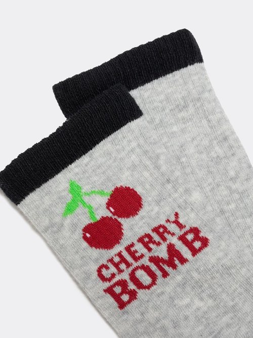 Высокие женские носки в сером цвете с рисунком в виде надписи "CHERRY BOMB", фото 4 из 16