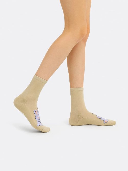 Носки женские бежевые с плюшевым следом и рисунком в виде заек, фото 2 из 5