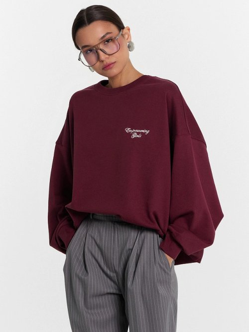 Свитшот женский бордовый оверсайз с вышивкой на груди "empowering girls", фото 6 из 6