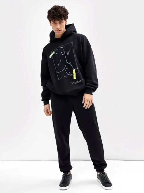 Худи мужское в черном цвете с принтом, фото 1 из 6