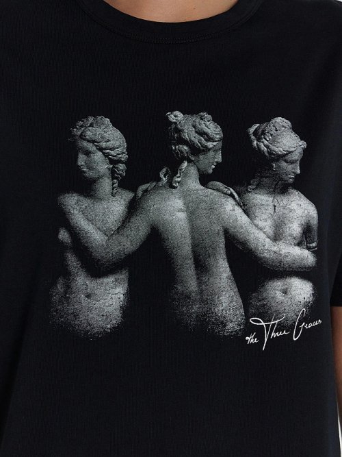 Футболка женская черная с принтом и надписью "The three graces", фото 6 из 35