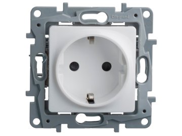 Розетка скрытой установки Legrand ETIKA 672221 с заземлением, белый