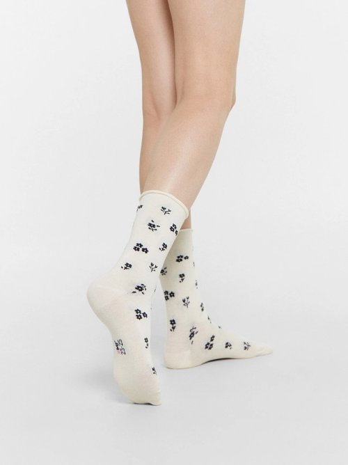 Носки женские молочные с рисунком в виде мелких цветов, фото 2 из 12