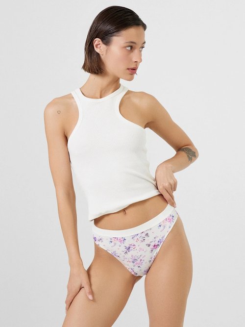 Трусы женские классические в молочно-бежевом цвете с цветами, фото 1 из 18