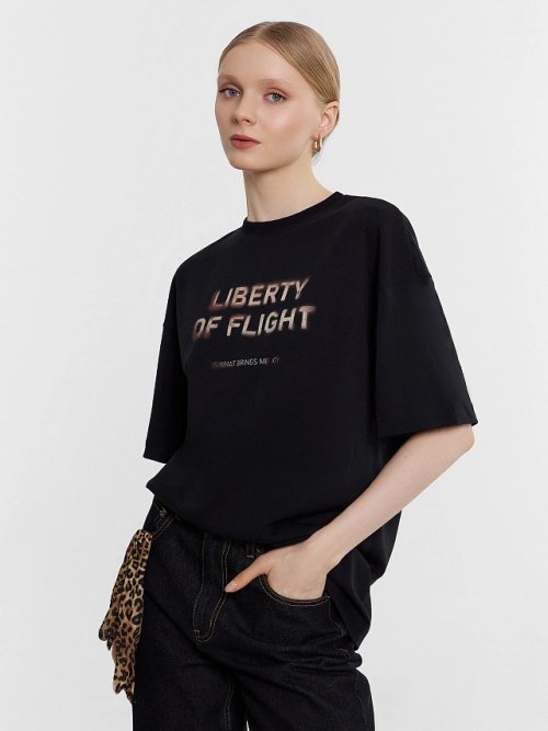 Футболка женская черная с принтом и написью "Liberty of flight", фото 6 из 30