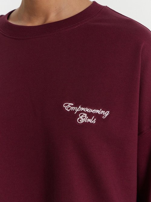 Свитшот женский бордовый оверсайз с вышивкой на груди "empowering girls", фото 4 из 6