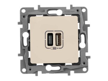 Розетка Legrand Etika 672336