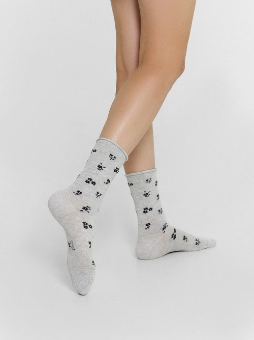 Носки женские светло-серые с рисунком в виде мелких цветов, фото 2 из 4
