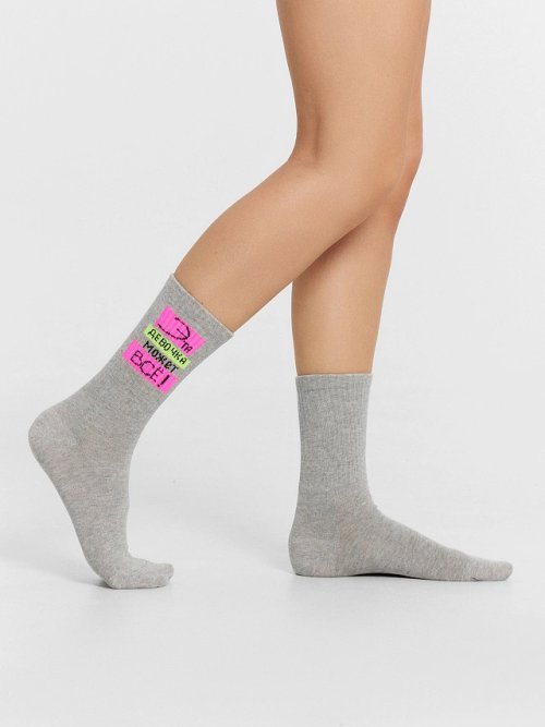 Носки женские серые с рисунком в виде надписи "Эта девочка может все", фото 1 из 4
