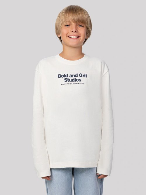 Лонгслив для мальчиков кремовый с надписью "bold and grit studios", фото 1 из 15
