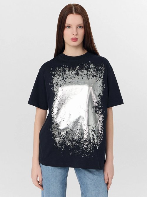 Футболка женская черная с серебристым принтом, фото 1 из 6