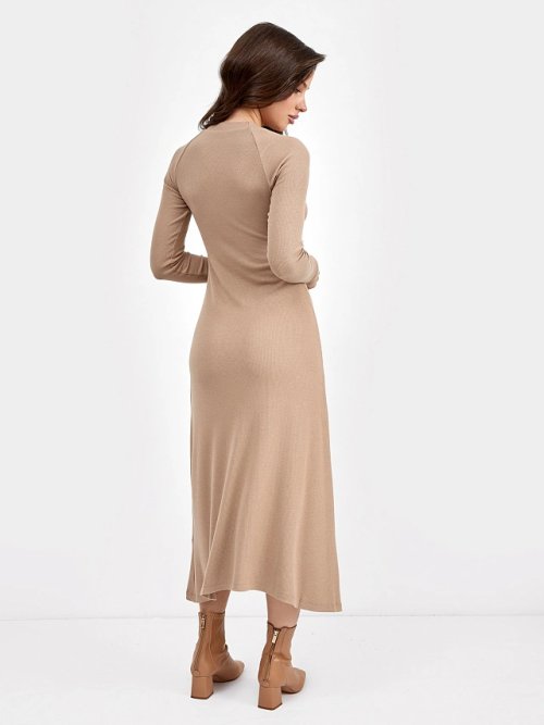 Однотонное платье в рубчик с длинными рукавами в бежевом цвете, фото 3 из 4