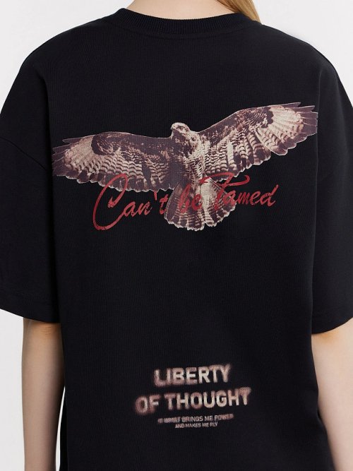 Футболка женская черная с принтом и написью "Liberty of flight", фото 5 из 30