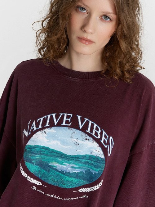Футболка женская бордовая с принтом и надписью "native vibes", фото 4 из 25