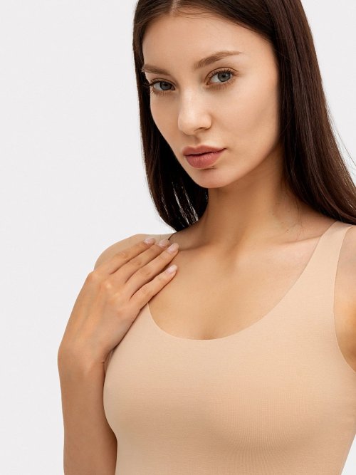 Однотонная прилегающая майка с "сырыми" срезами в цвете "обжаренный миндаль", фото 3 из 4