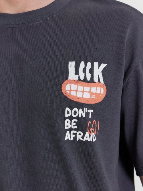 Футболка мужская серая с принтом и надписью "Don't be go afraid", фото 4 из 12