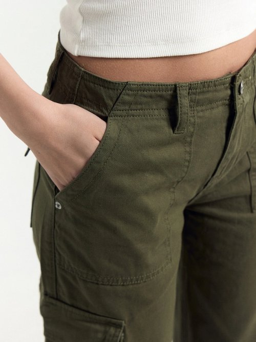 Брюки женские карго в зеленом цвете, фото 8 из 10