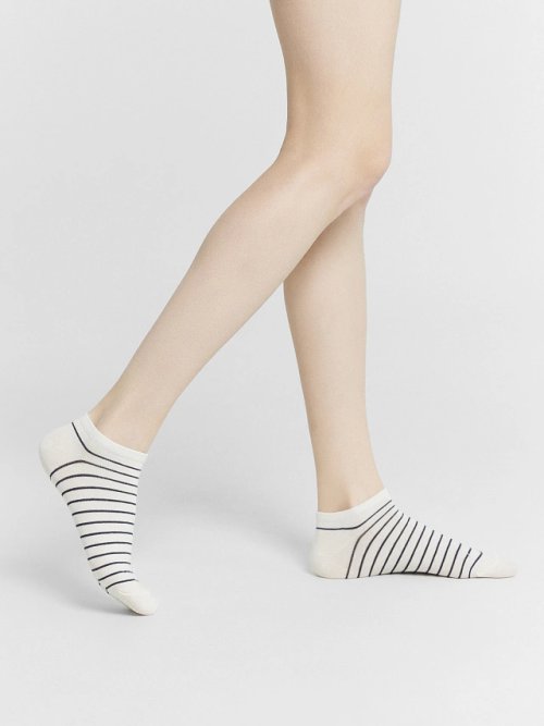 Носки женские молочно-белые с рисунком в виде полосок, фото 1 из 12