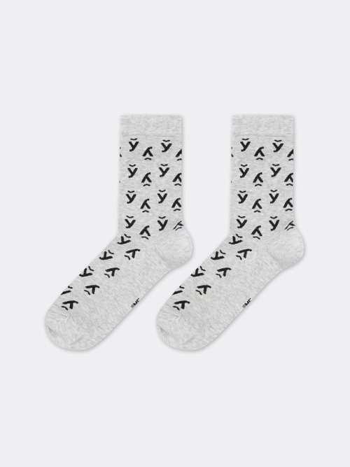 Высокие мужские носки серого цвета с рисунком букв, фото 3 из 4