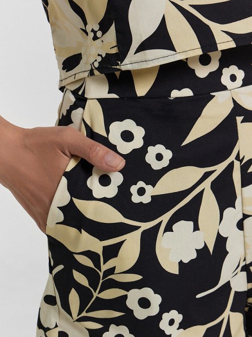 Шорты женские черные с цветочным принтом, фото 5 из 5