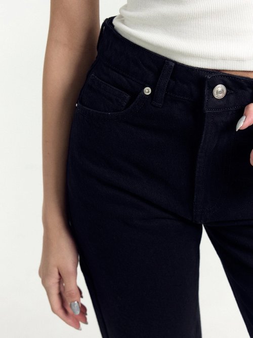 Брюки женские джинсовые в черном цвете, фото 6 из 30