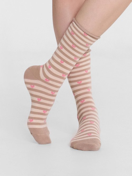 Носки длинные женские бежевые без резинки с узором в виде полосок и сердечек, фото 3 из 18