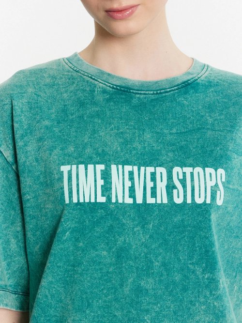 Футболка женская зеленая с обработкой эйсид и надписью "time never stops", фото 4 из 5