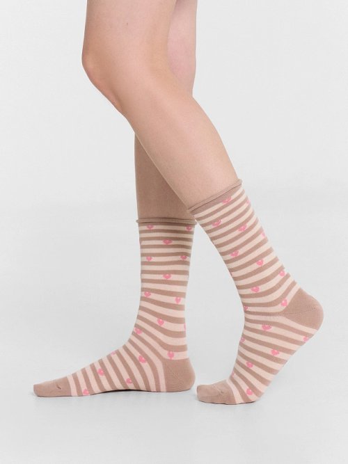 Носки длинные женские бежевые без резинки с узором в виде полосок и сердечек, фото 1 из 18