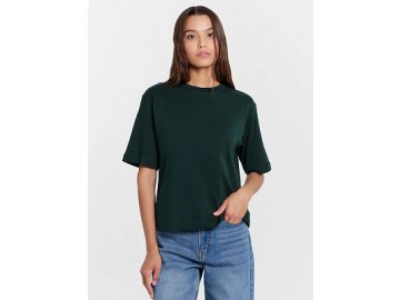 Футболка женская в темно-зеленом оттенке