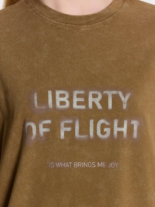 Футболка женская коричневая с обработкой эйсид и надписью "Liberty of flight", фото 4 из 25